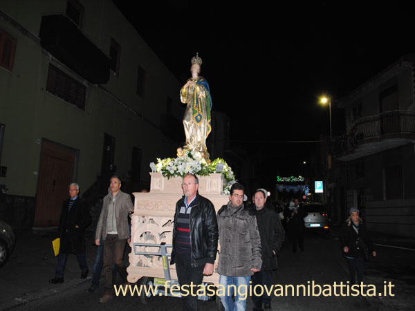 08/12/2015. L'ex-Governatore Vito Rapisarda (al centro), l'attuale Governatore della Confraternita Salvatore Di Bella (a sinistra) con il 2° Assistente Orazio Gangemi ed alcuni giovani confrati (a destra).