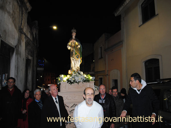 08/12/2015. L'attuale Governatore della Confraternita S.G. Battista Salvatore Di Bella con l'ex-Governatore Vito Rapisarda ed il Diacono Don Gino Licitra davanti al fercolo.