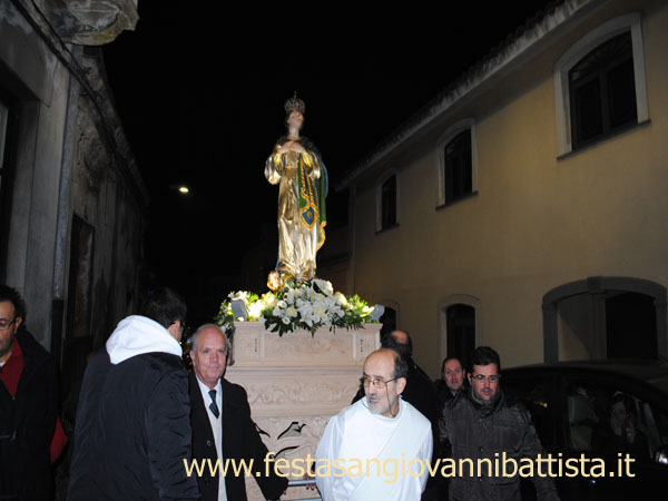 08/12/2015. I Diaconi Don Vito Privitera e Don Gino Licitra davanti alla statua dell'Immacolata Concezione.