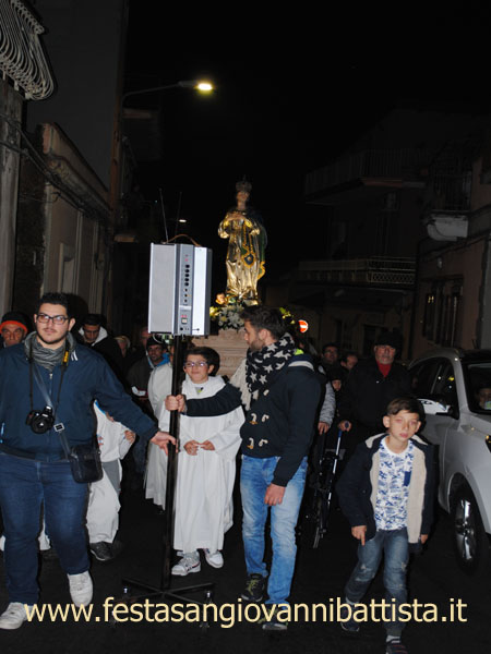 08/12/2015. La statua dell'Immacolata percorre Via della Montagna.