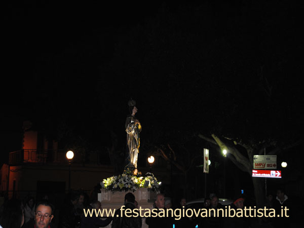 08/12/2015. La statua dell'Immacolata percorre Via della Montagna.