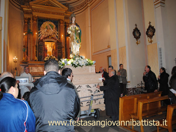 08/12/2015. Alcuni Confrati si adoperano nel sistemare nuovamente la statua nella Chiesa Madre.