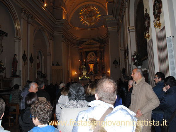 08/12/2015. Alcuni Confrati si adoperano nel sistemare nuovamente la statua nella Chiesa Madre.