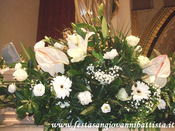 08/12/2016. Fiori bianchi per la Madonna Immacolata.