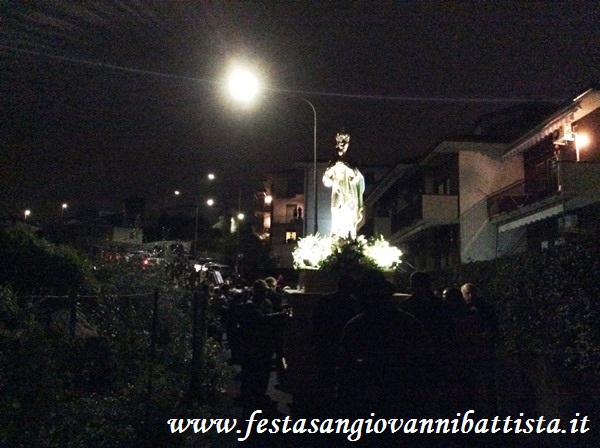 08/12/2016. Il Fercolo sulla Via Zandonai inizia la Processione.