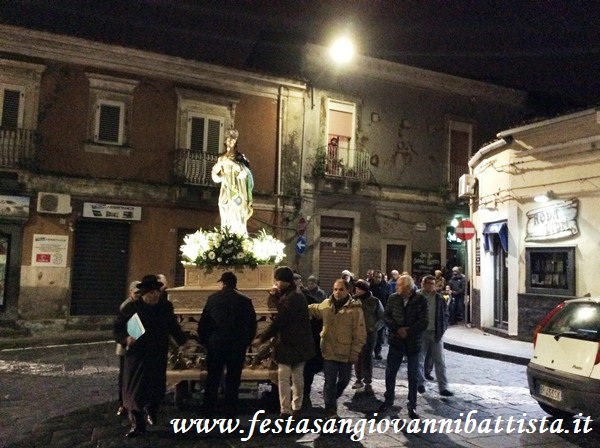 08/12/2016. Il Fercolo si avvia per imboccare Via Girolamo Gravina.