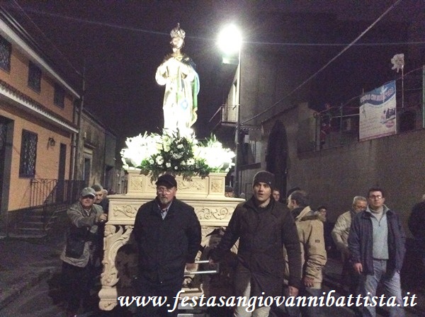 08/12/2016. Il fercolo realizzato dai confrati Giuseppe Distefano e Vito Rapisarda con la statua dell'Immacolata in Via Girolamo Gravina.
