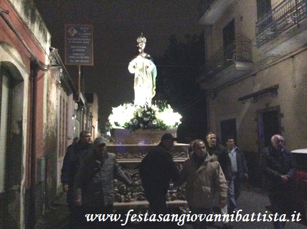 08/12/2016. Alcuni confrati davanti al fercolo dell'Immacolata.