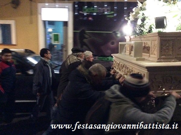 08/12/2016. Confrati che spingono il fercolo in processione.