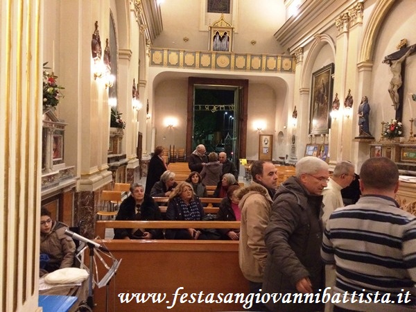 08/12/2016. Alcuni Confrati si adoperano nel sistemare nuovamente la statua nella Chiesa Madre.