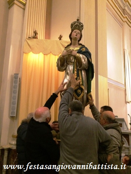 08/12/2016. I Confrati del 'Battista' con tanta cura posizionano la Statua al suo posto.