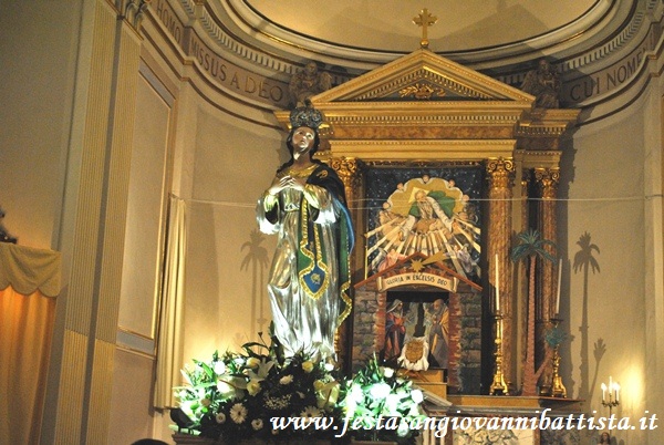 08/12/2016. Particolare della statua dell'Immacolata e sullo sfondo il presepe allestito sull'altare della Chiesa Madre.