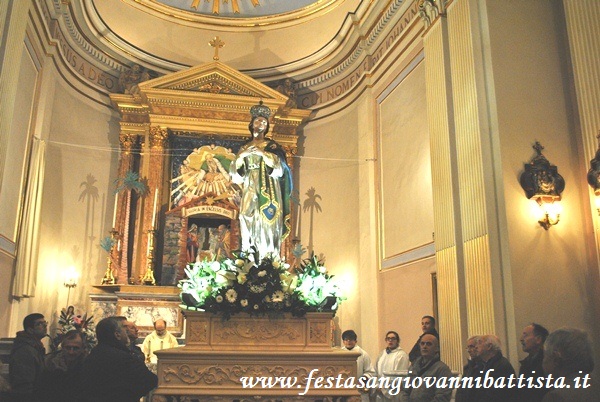 08/12/2016. Particolare della statua dell'Immacolata e sullo sfondo il presepe allestito sull'altare della Chiesa Madre.