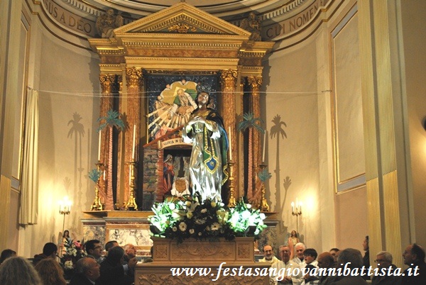 08/12/2016. Particolare della statua dell'Immacolata e sullo sfondo il presepe allestito sull'altare della Chiesa Madre.