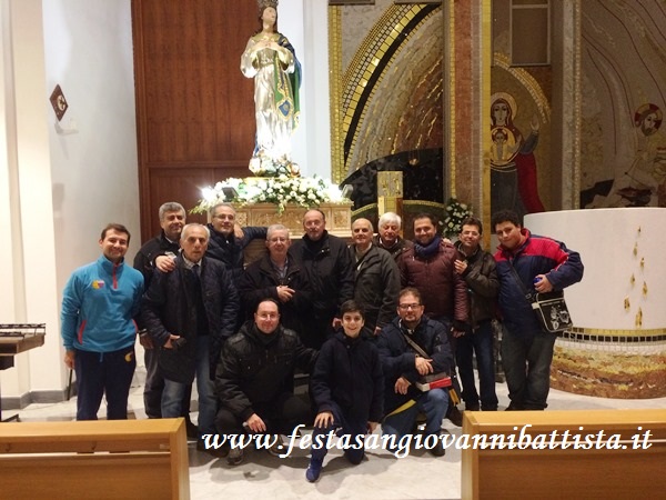 07/12/2017. Padre Giuseppe Catalfo e la Confraternita San Giovanni Battista in posa davanti alla statua dell'Immacolata.