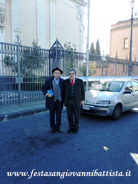 08/12/2017. Il confrate Pippo Di Mariano assieme al Sindaco di Catania Enzo Bianco davanti alla Chiesa Madre San Giovanni Battista.