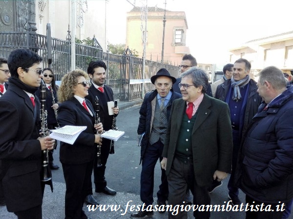 08/12/2017. Il Sindaco Enzo Bianco assieme ad alcuni componenti del corpo bandistico M° Giulio Virgillito.