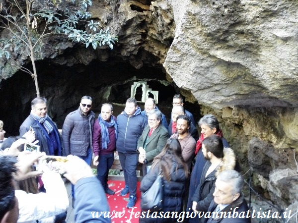 08/12/2017. Gli organizzatori dell'evento:'La Natività in una Grotta'. Apertura in prossimità del Santo Natale della grotta di San Giovanni Battista.