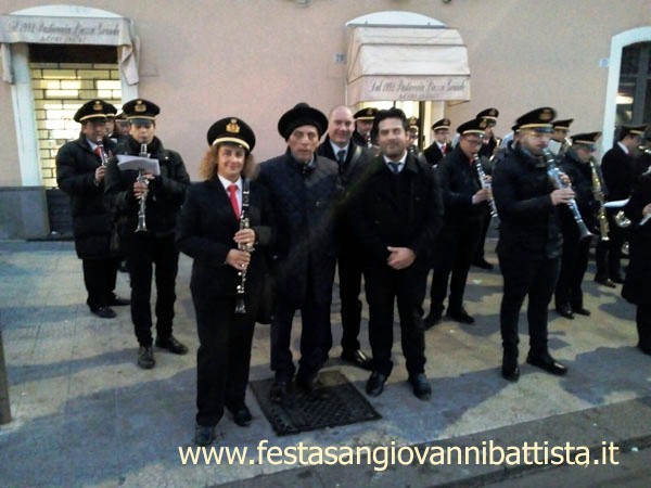 08/12/2017. Alcuni componenti del corpo bandistico assieme al confrate Pippo Di Mariano in Piazza Grande.