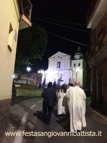 08/12/2017. Particolare del Diacono Don Gino Licitra e di alcuni Chierichetti che si avviano verso Piazza Chiesa Madre.