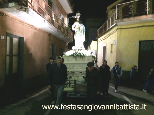 08/12/2017. Alcuni confrati davanti al fercolo.