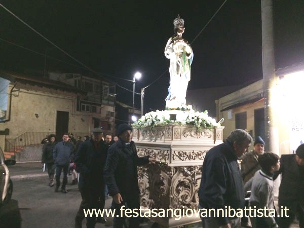 08/12/2017. Confrati che spingono il fercolo in processione.