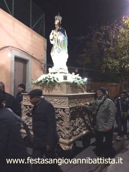 08/12/2017. Il fercolo avanza in Via Chiesa delle Grazie.
