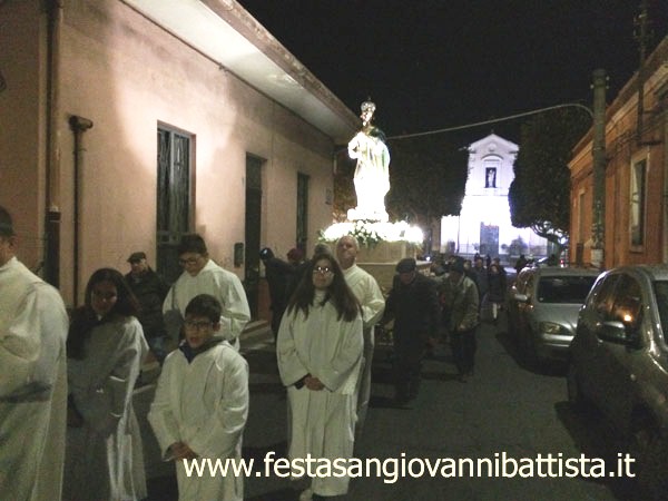 08/12/2017. Confrati che spingono il fercolo in processione.