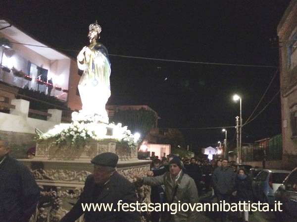 08/12/2017. Il fercolo avanza in Via San Pietro Clarenza.