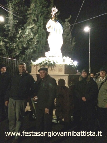 08/12/2017. I confrati in preghiera davanti alla statua dell'Immacolata.