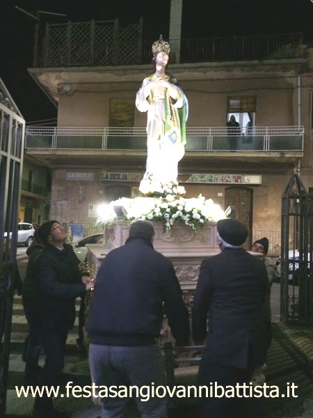 08/12/2017. La statua dell'Immacolata nello spiazzale antistante la Chiesa Madre.
