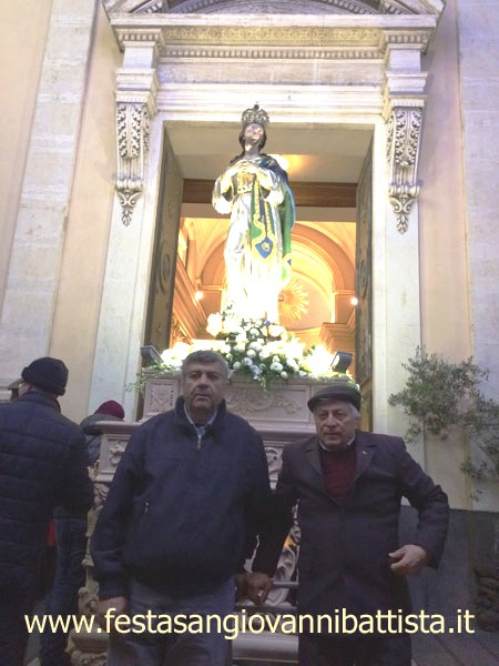 08/12/2017. Particolare di due confrati davanti al fercolo dell'Immacolata.