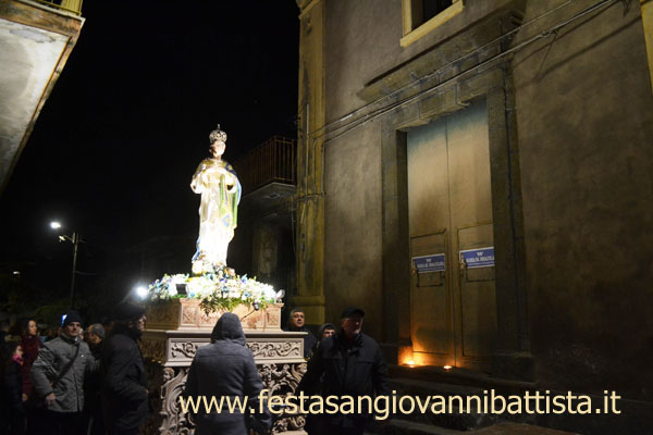 08/12/2018. Maria Immacolata davanti alla Sua Chiesa in ristrutturazione.