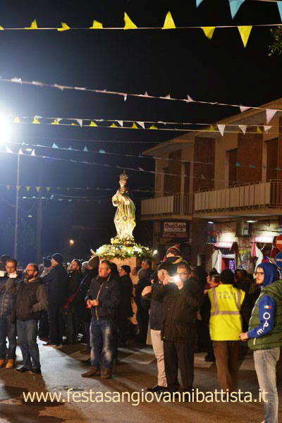 08/12/2018. In silenzio ad ascoltare le musiche dedicate a Maria.