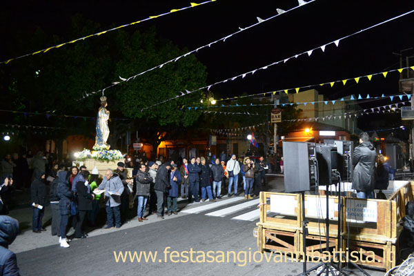 08/12/2018. L'organizzatore della festa in onore della Madonna Grande Pippo divide le foto di Maria Immacolata.