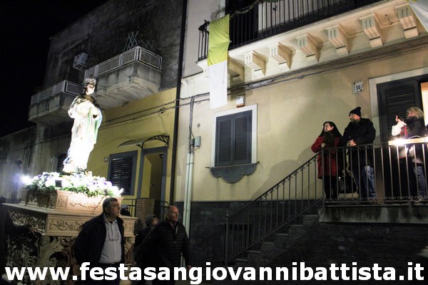 08/12/2019. Nei balconi in silenzio si aspetta il passaggio dell'Immacolata sul Fercolo.