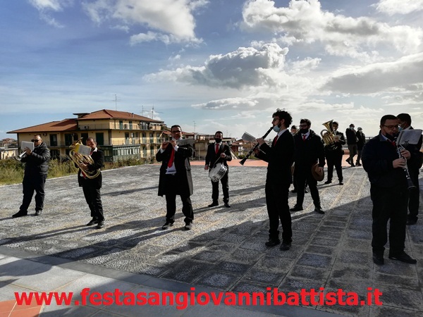 08/12/2020. Il corpo bandistico sul sagrato del nuovo Complesso SS.Zaccaria ed Elisabetta.