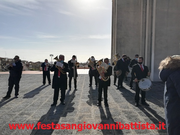 08/12/2020. Il corpo bandistico sul sagrato del nuovo Complesso SS.Zaccaria ed Elisabetta.