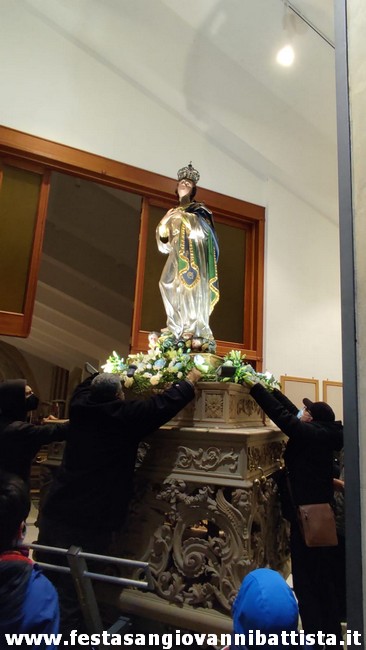 08/12/2021. La bellissima statua dell'Immacolata troneggia nel fercolo.