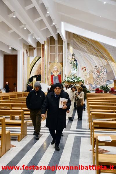 08/12/2023. La statua dell'Immacolata viene portata fuori dalla nuova chiesa dei SS.Zaccaria ed Elisabetta.