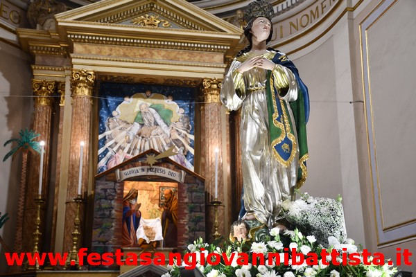 08/12/2023. Particolare della statua dell'Immacolata e del Presepe presente sull'altare della Chiesa Madre.