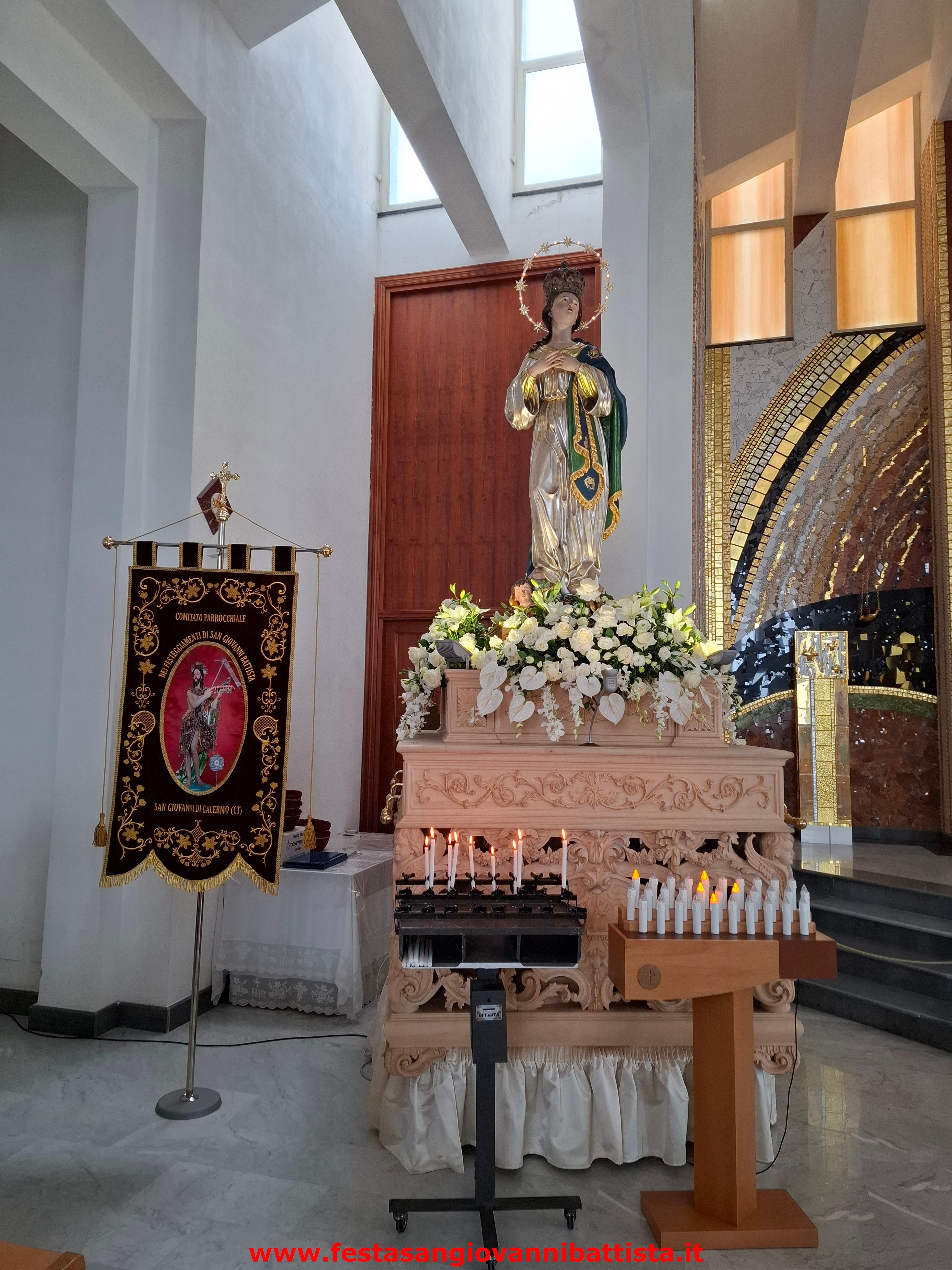 08/12/2024. Il bellissimo simulacro ottocentesco dell'Immacolata nella chiesa dei SS.Zaccaria ed Elisabetta con accanto lo stendardo del comitato della festa San Giovanni Battista.