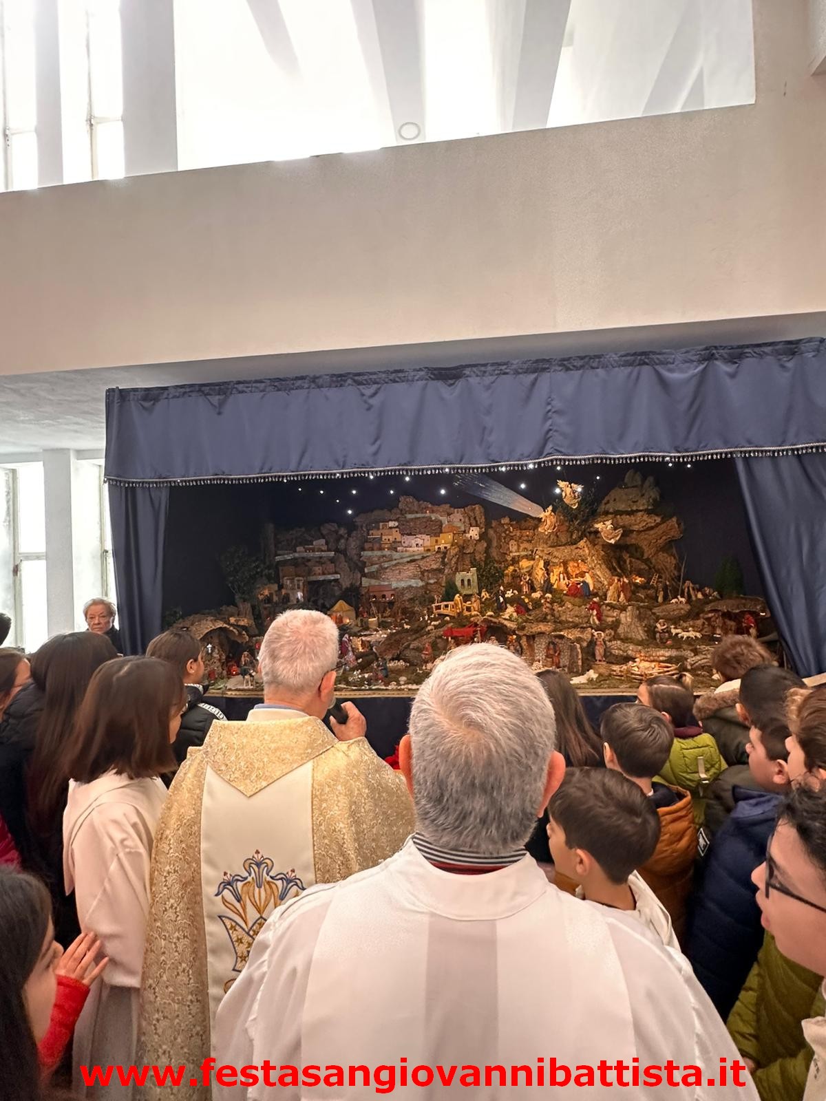 08/12/2024. L'inaugurazione del presepe in fondo alla chiesa dei SS.Zaccaria ed Elisabetta.