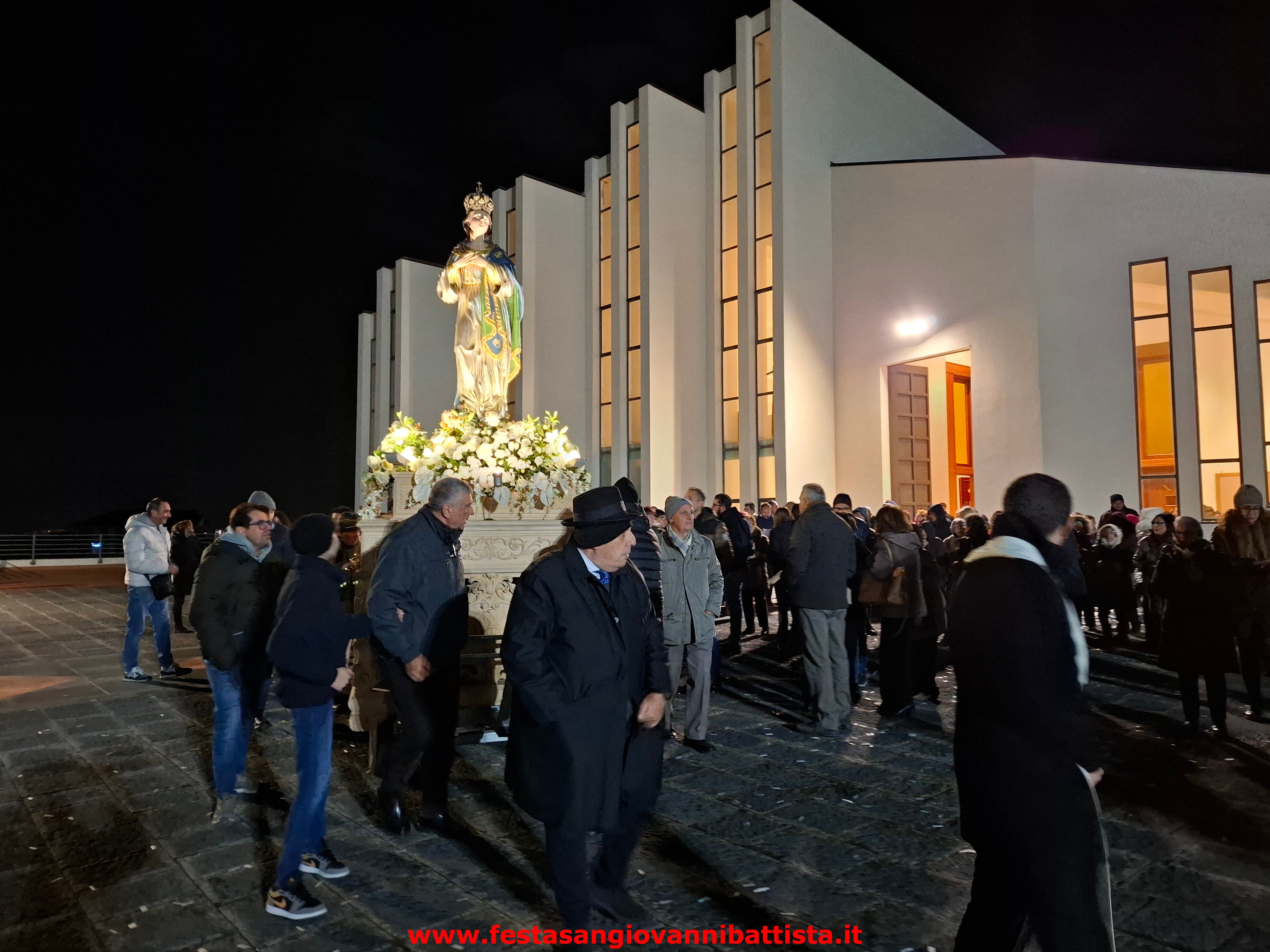 08/12/2024. Il simulacro dell'Immacolata è portato in processione con devozione dai parrocchiani.