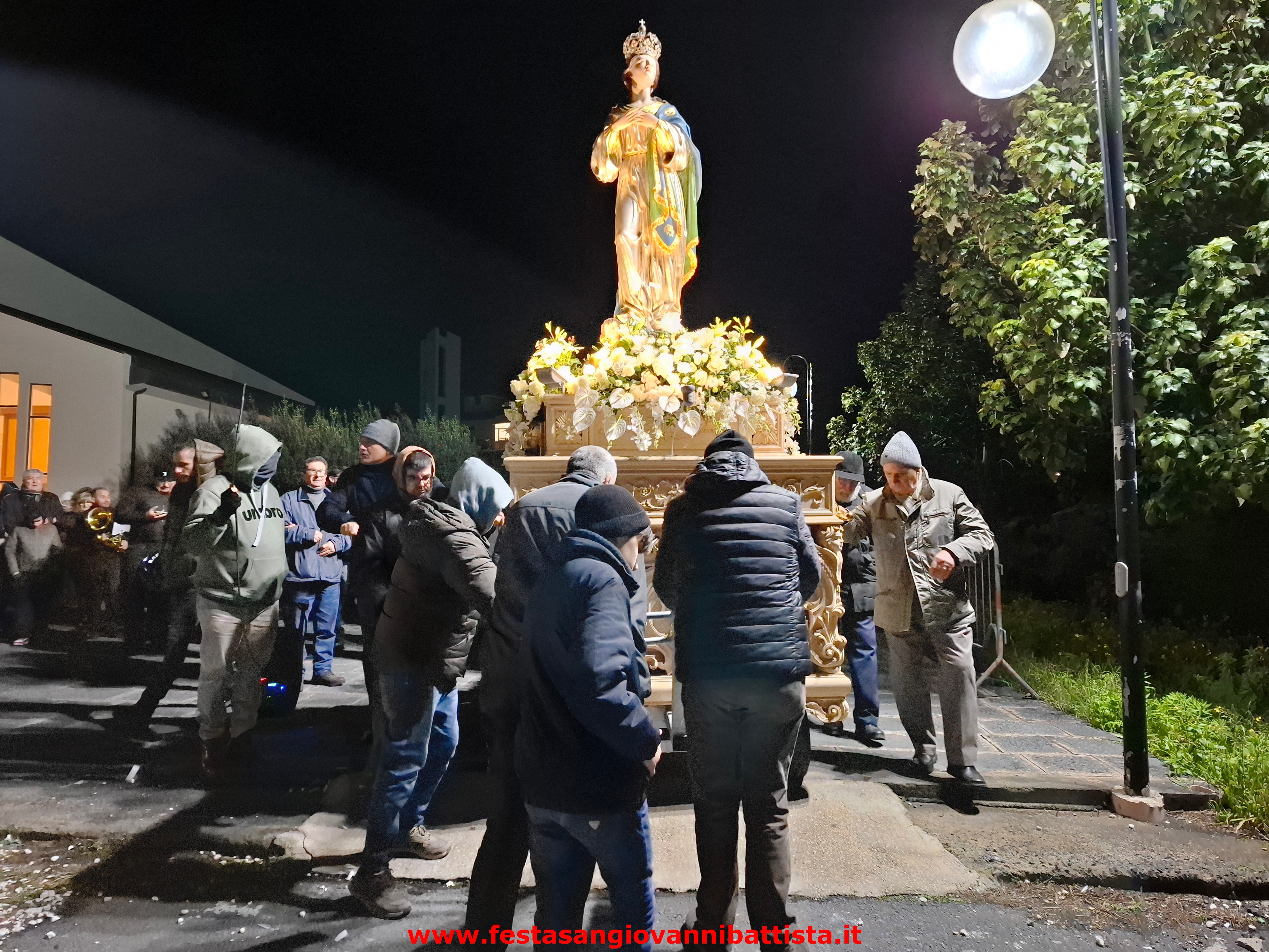 08/12/2024. Il simulacro dell'Immacolata è portato in processione con devozione dai parrocchiani.