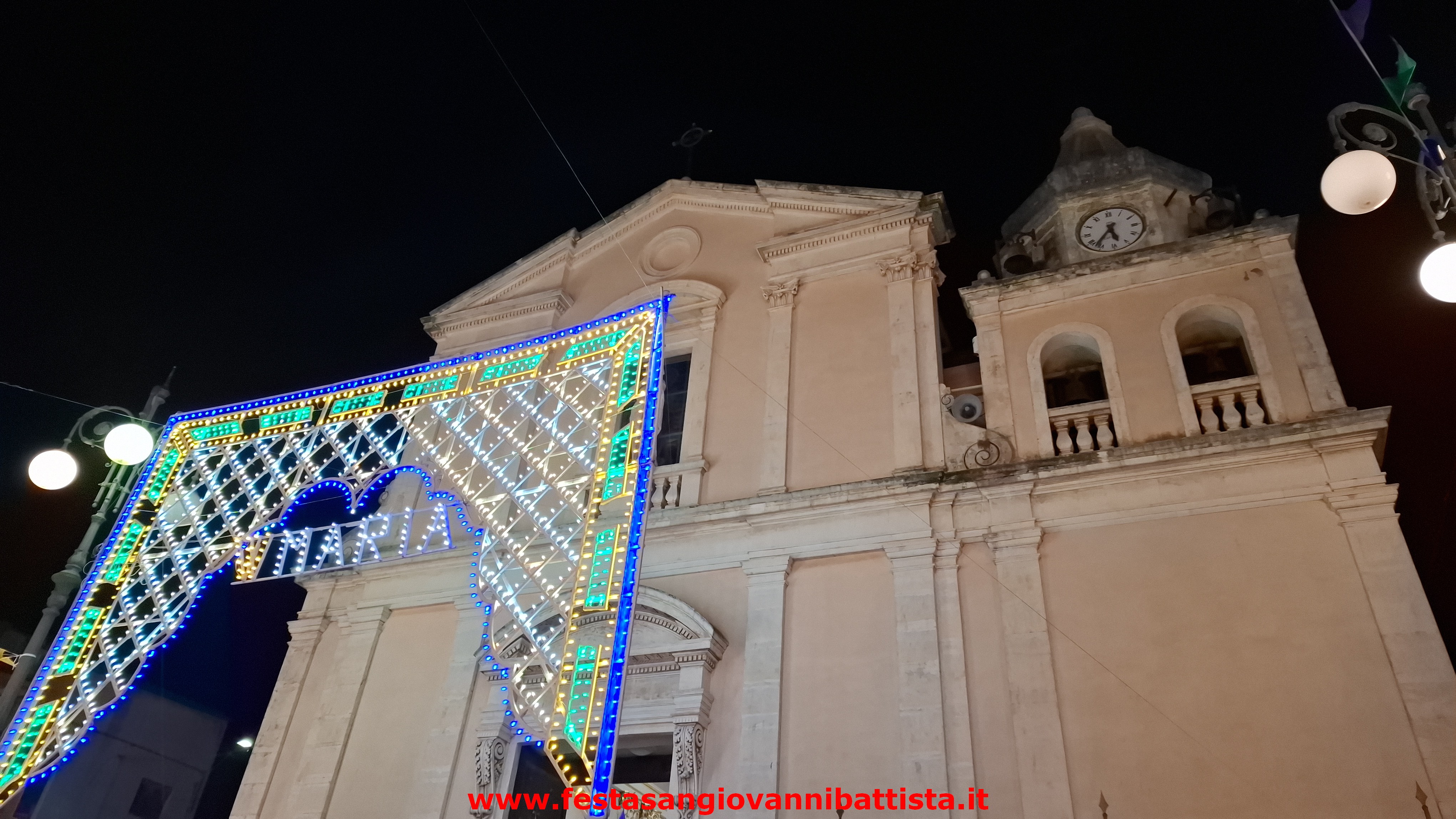 08/12/2024. La suggestiva luminaria con la scritta 'Viva Maria' davanti la chiesa madre.