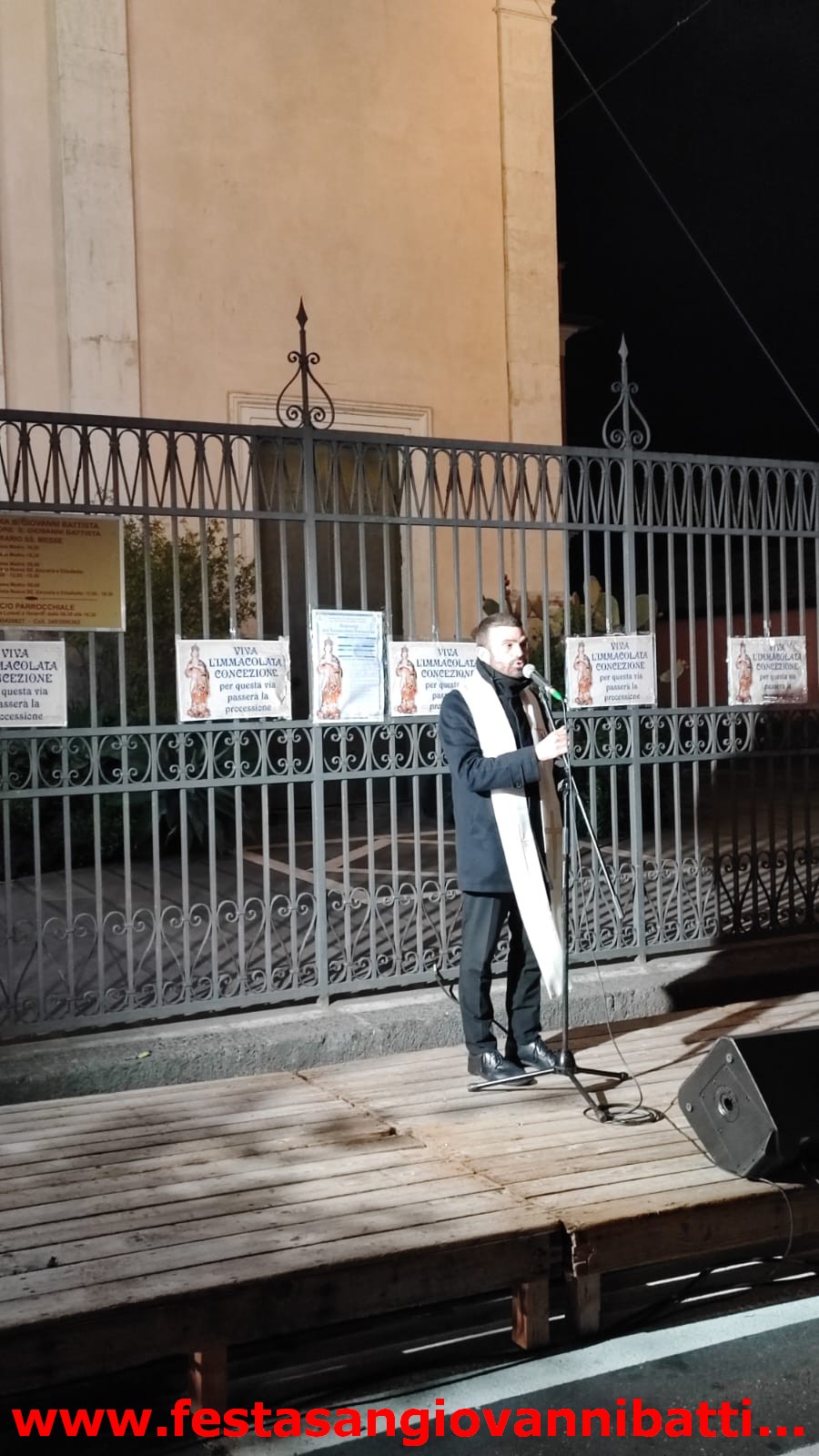 08/12/2024. Il Viceparroco, Padre Salvatore Bucolo, invita devoti e fedeli a unirsi ai canti eseguiti dal tenore sangiovannese Alfio Marletta.