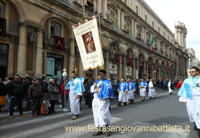 03/02/2015. Lo stendardo della confraternita San Giovanni Battista in processione.