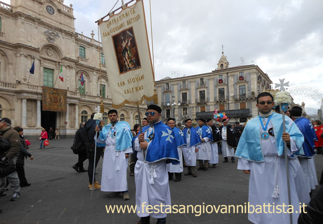 03/02/2015. Lo stendardo della confraternita San Giovanni Battista in processione.