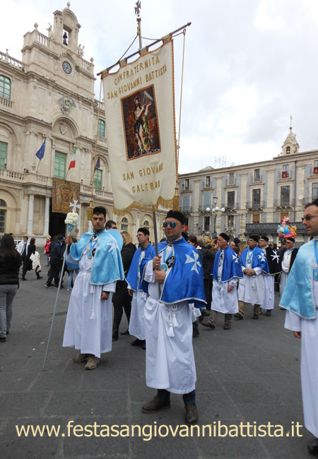 03/02/2015. Lo stendardo della confraternita San Giovanni Battista in processione.